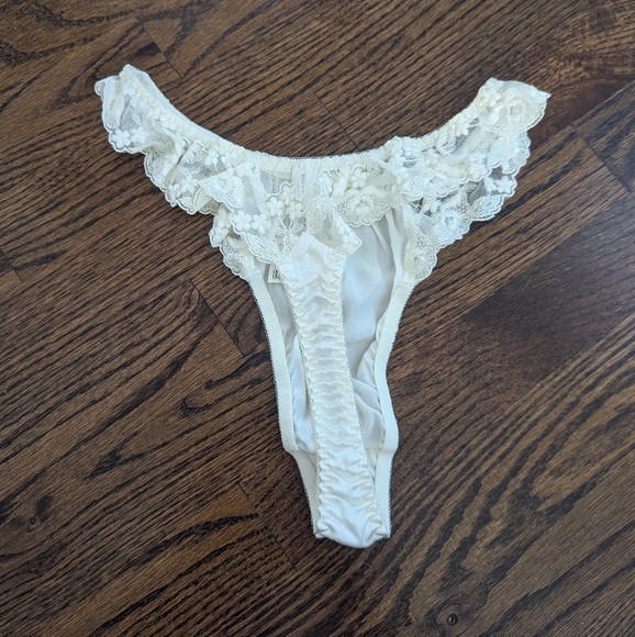 NEW Vintage Victoria's Secret Silk Bridal Cream Lace Thong Medium Y2K - Picture 2 of 6